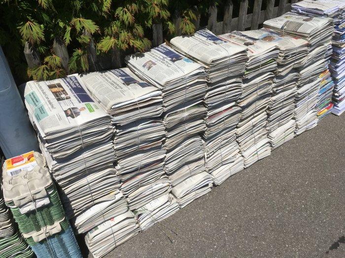 oud papier en karton netjes opgestapeld